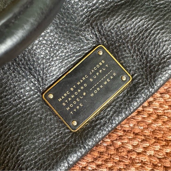 Marc by Marc Jacobs Too Hot to Handle Black Leather Shoulder Bag - Picture 3 of 6